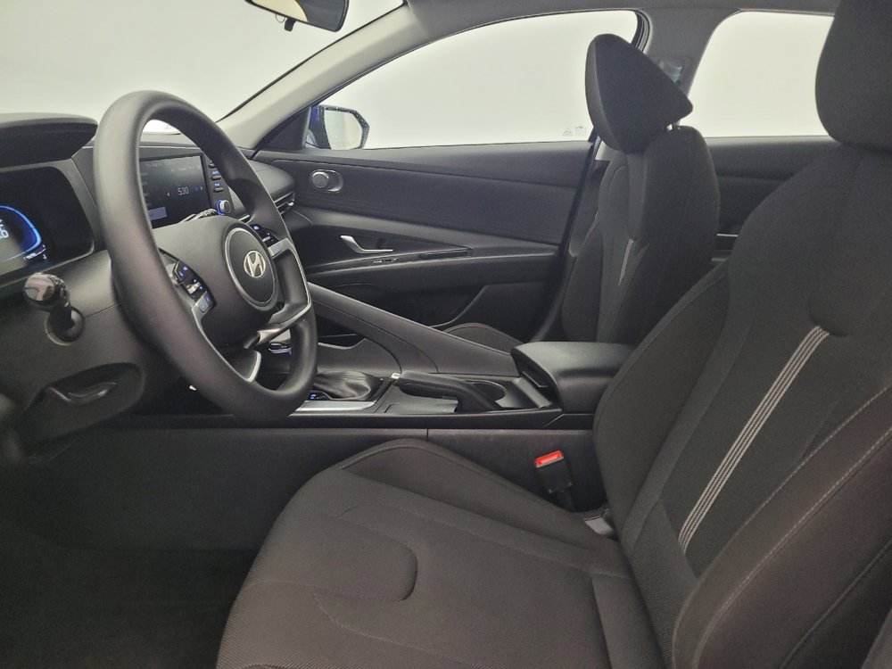 Used 2025 Hyundai Elantra SE FWD image 17