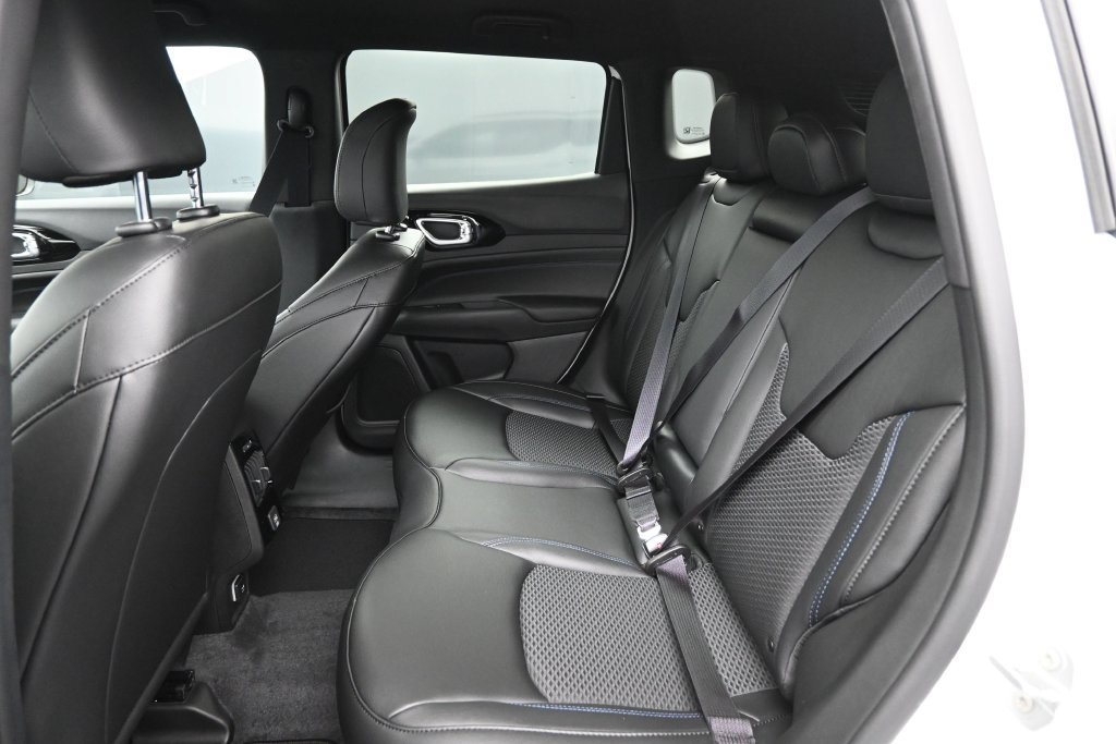 New 2026 Jeep Compass Latitude AWD/4WD image 18