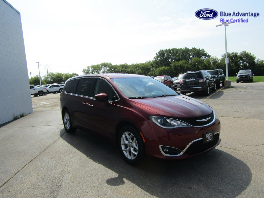 Used 2017 Chrysler Pacifica Touring Plus w/ Tire & Wheel Group FWD image 10