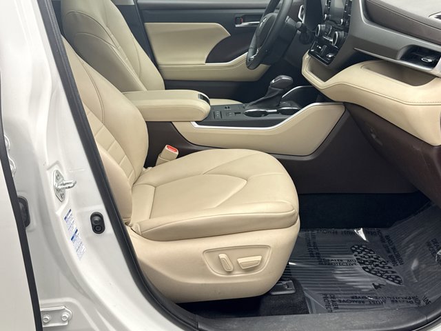 Used 2021 Toyota Highlander XLE AWD/4WD image 17