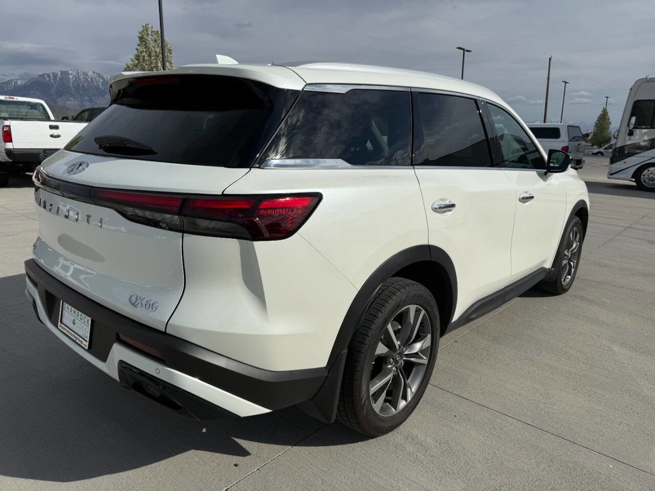 Used 2025 INFINITI QX60 Luxe w/ Vision Package image 3