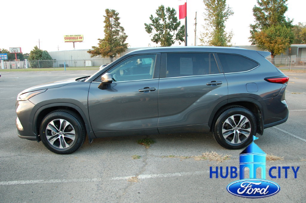 Used 2023 Toyota Highlander XLE FWD image 2