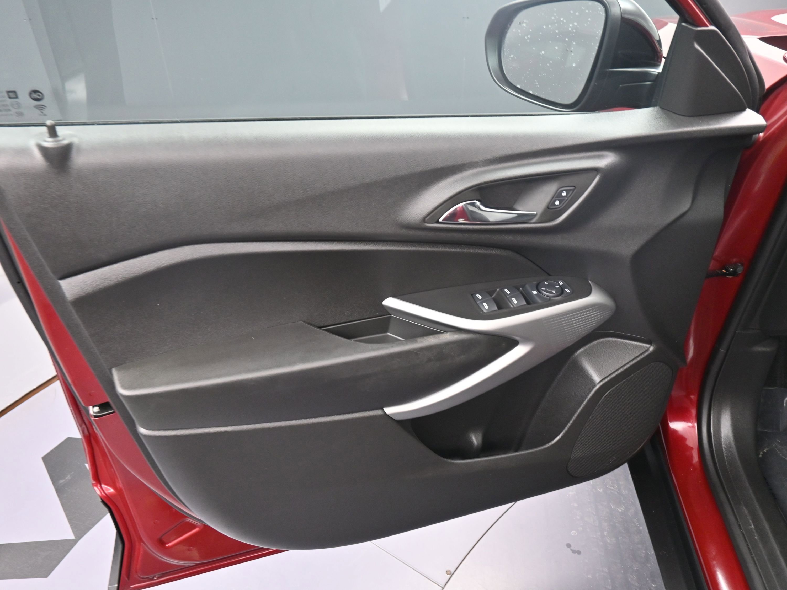 Used 2024 Chevrolet Trax RS w/ Sunroof Package image 13