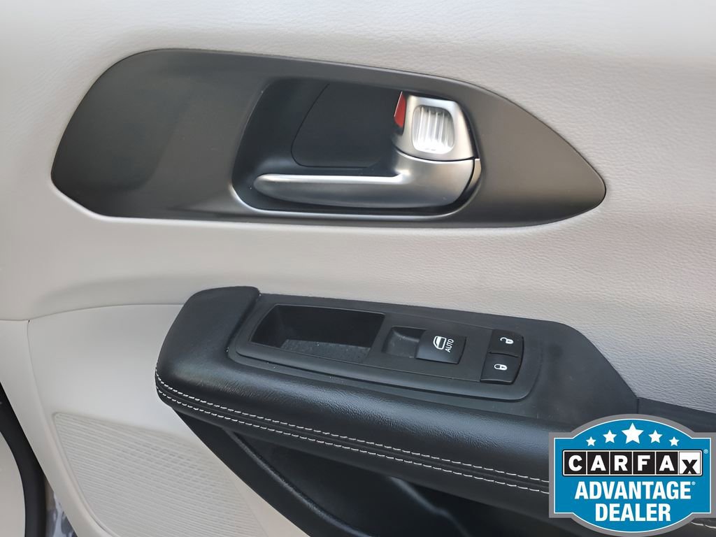 Used 2023 Chrysler Pacifica Touring-L image 47