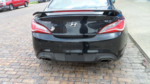 Used 2016 Hyundai Genesis Coupe 3.8 image 7