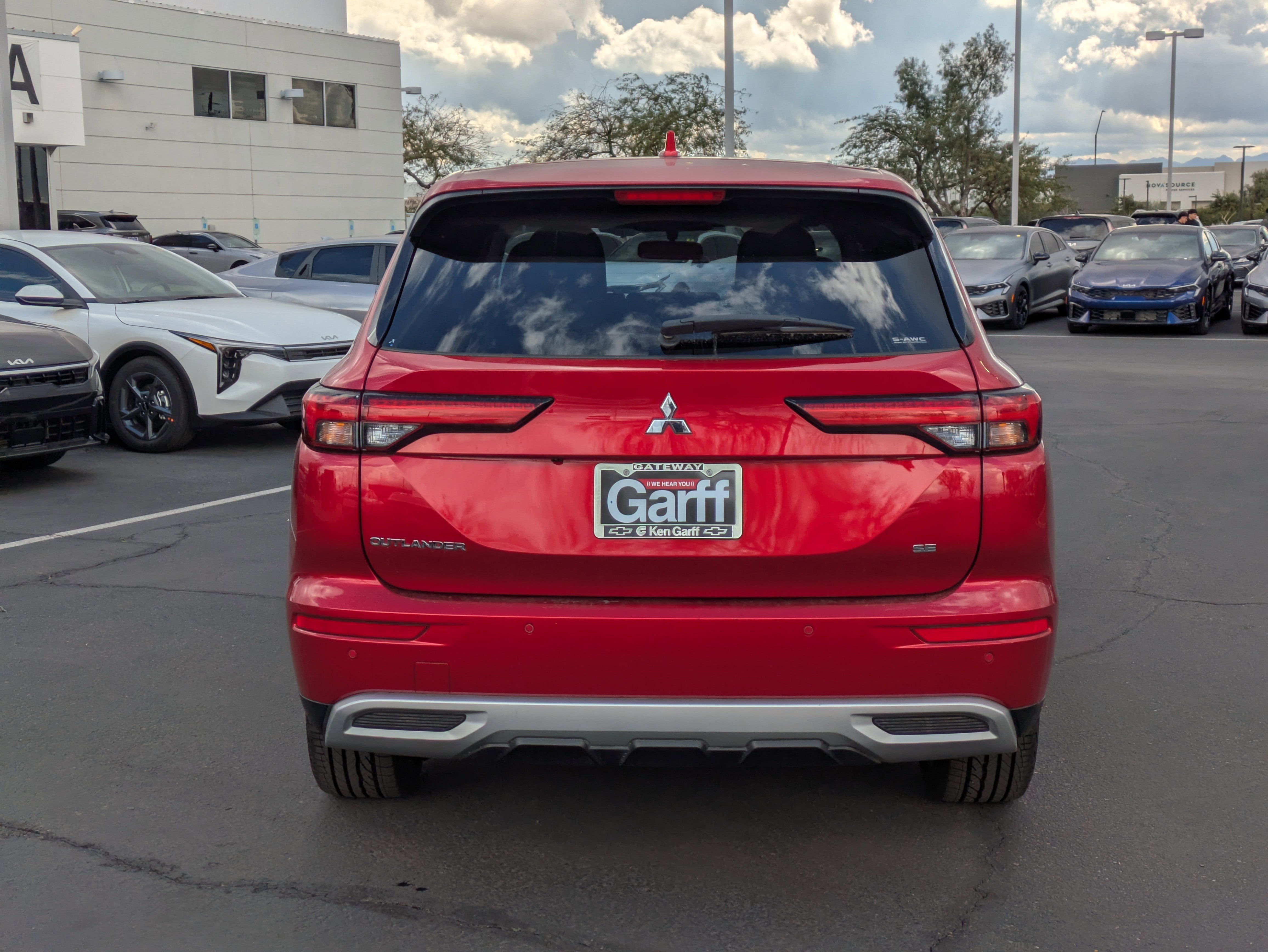 Used 2024 Mitsubishi Outlander SE image 4