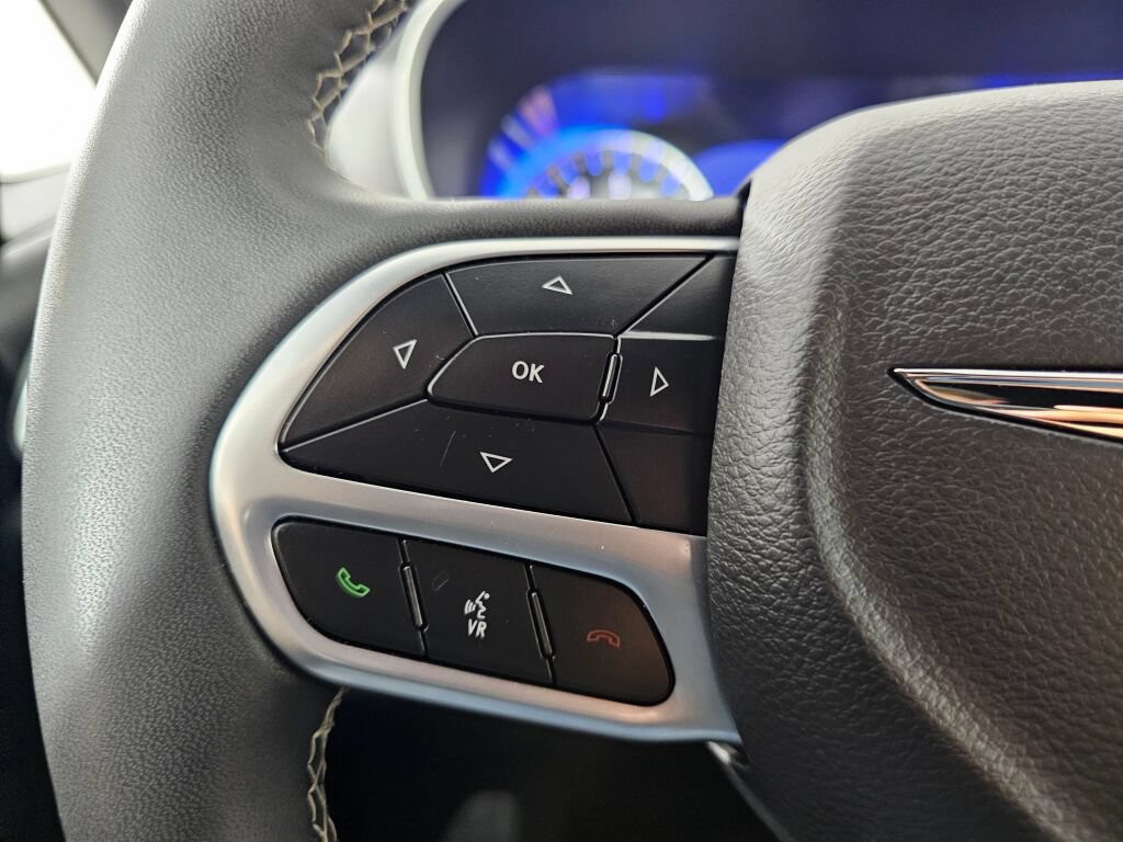 Used 2025 Chrysler Pacifica Select FWD image 21