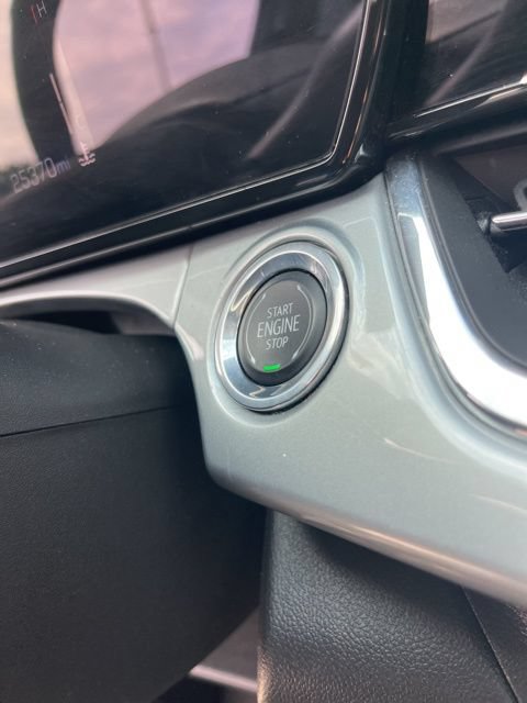 Used 2025 Chevrolet Trax LT w/ LT Convenience Package FWD image 21