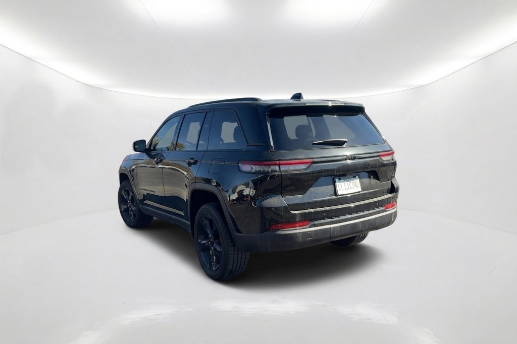 Used 2023 Jeep Grand Cherokee Altitude AWD/4WD image 8