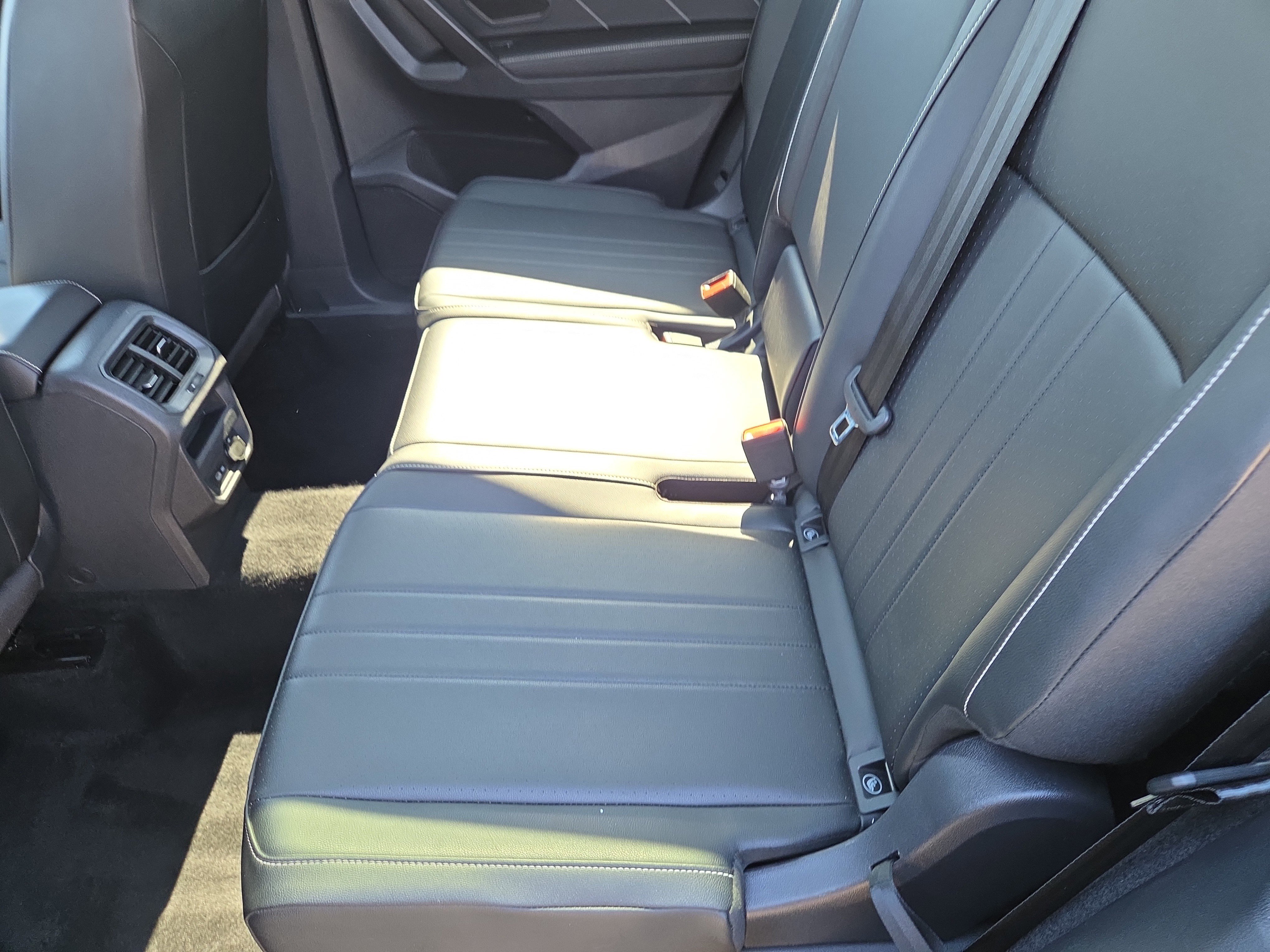 Used 2023 Volkswagen Tiguan SE w/ Panoramic Sunroof Package image 7