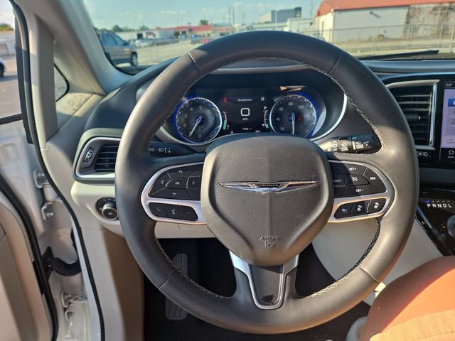 Used 2023 Chrysler Pacifica Touring-L FWD image 14