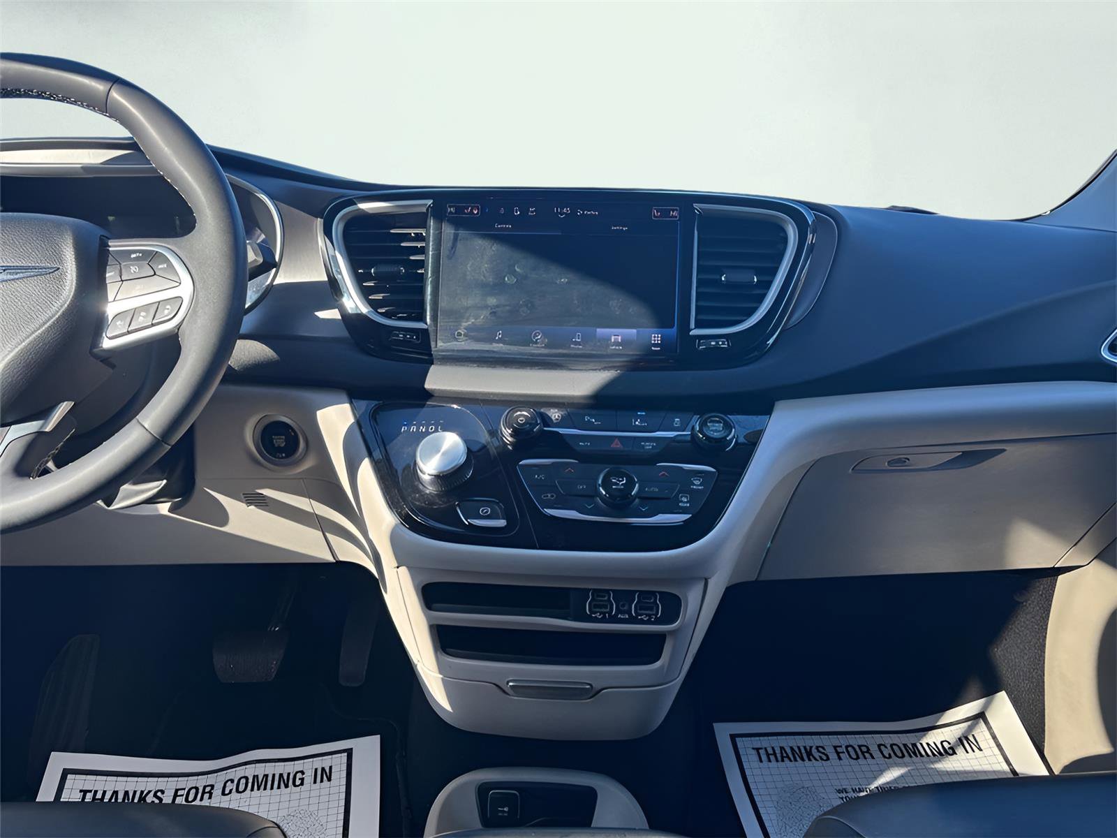 Used 2024 Chrysler Pacifica Touring-L FWD image 11