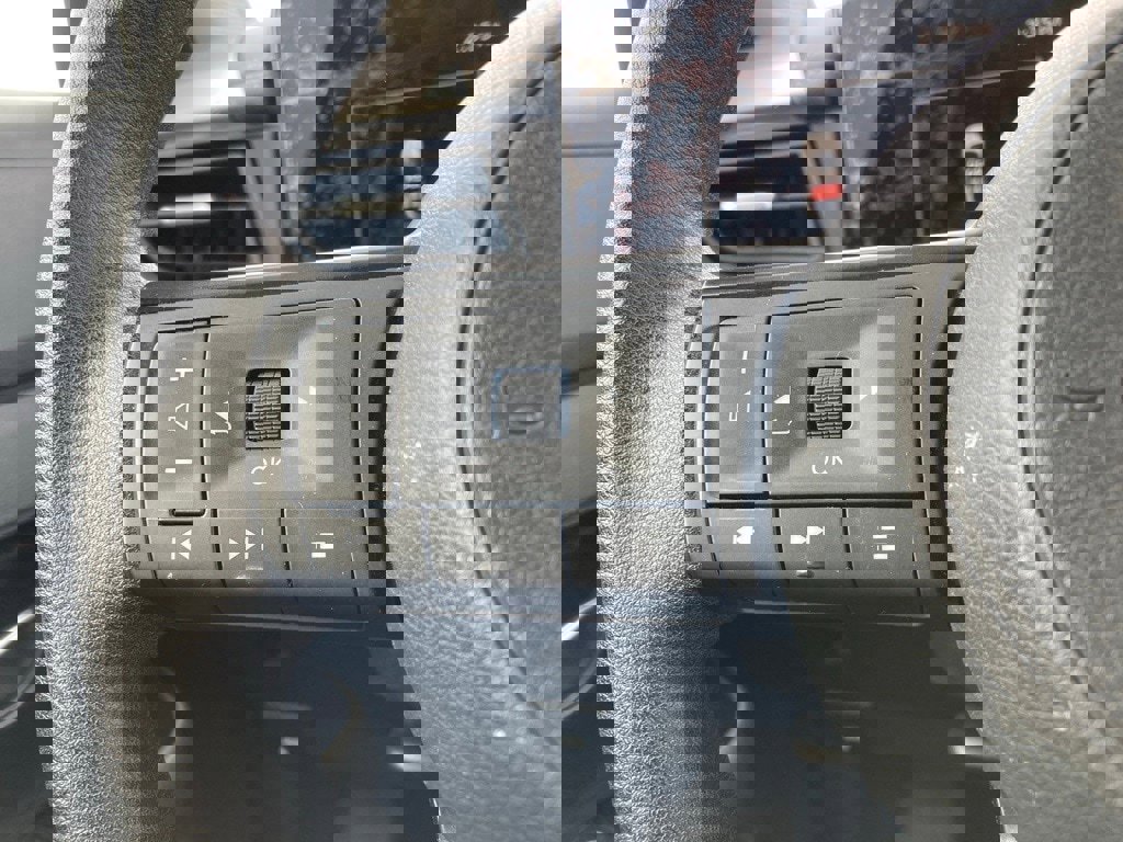 Used 2025 Nissan Kicks SV image 13