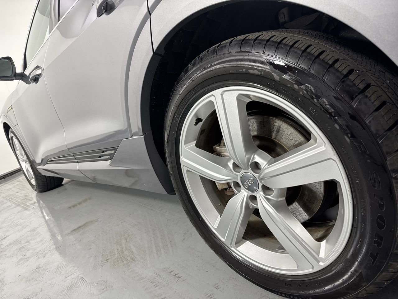 Used 2019 Audi e-tron Prestige w/ Prestige Package AWD/4WD image 8