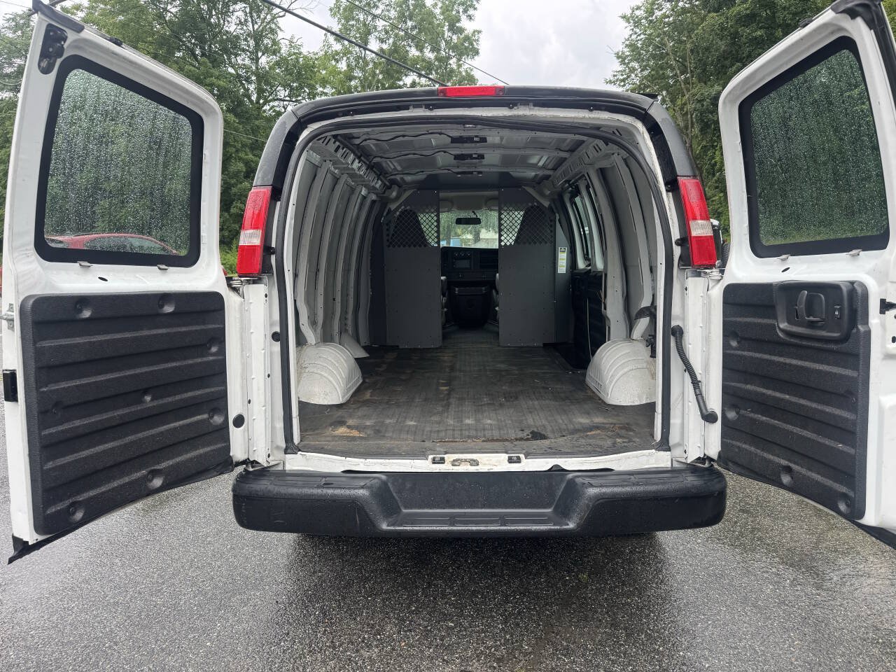 Used 2017 Chevrolet Express 2500 RWD image 11