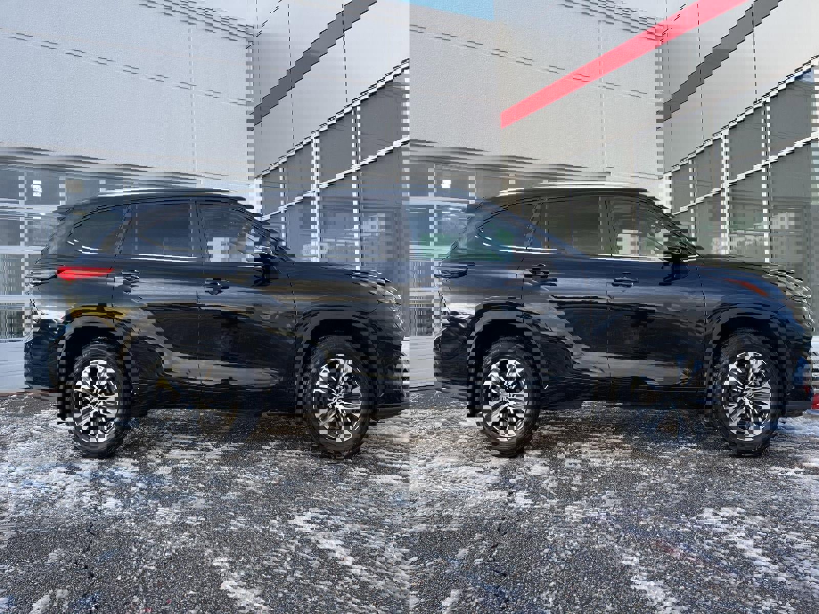 Certified 2023 Toyota Highlander XLE image 17