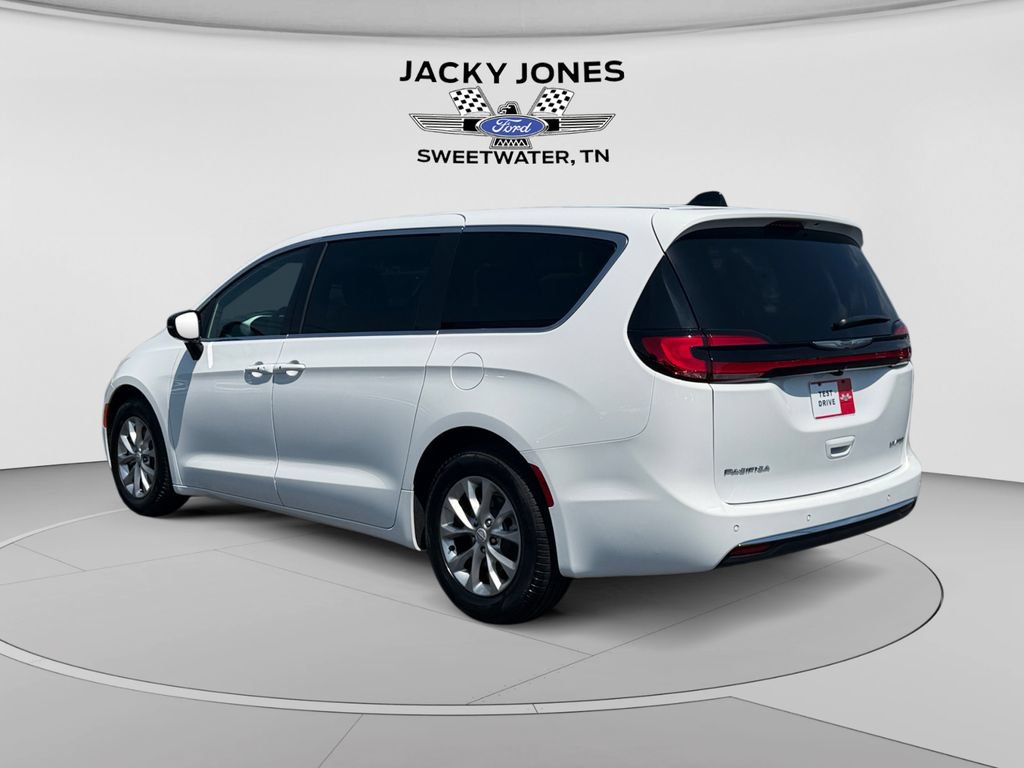 Used 2026 Chrysler Pacifica Limited FWD image 3