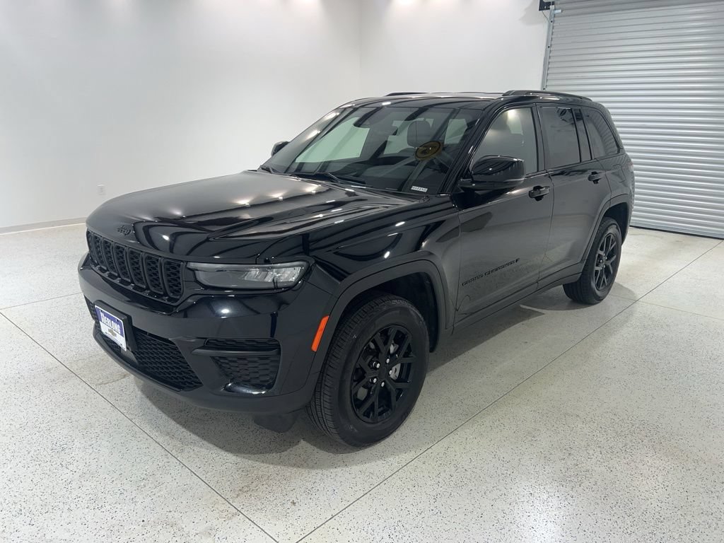 Used 2025 Jeep Grand Cherokee Altitude