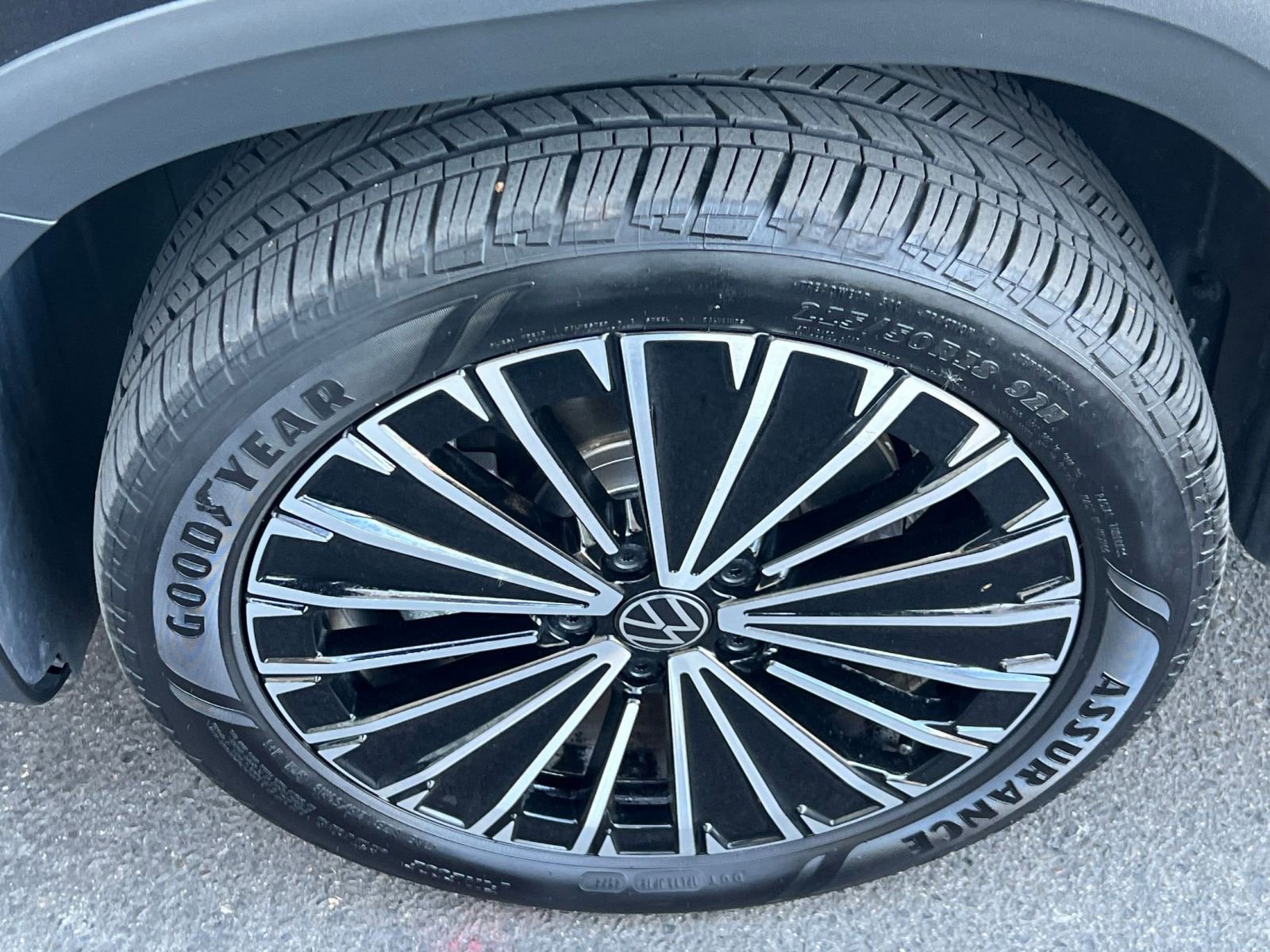 Used 2025 Volkswagen Taos SE image 31