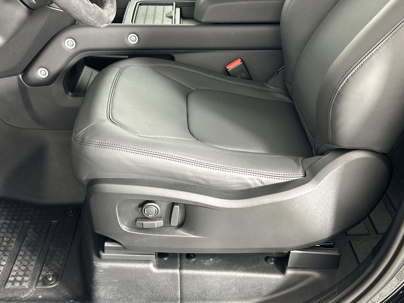 Certified 2023 Land Rover Defender 90 V8 image 26