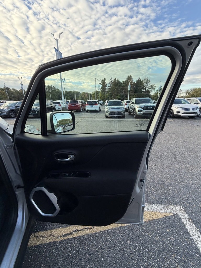 Used 2020 Jeep Renegade Latitude image 17