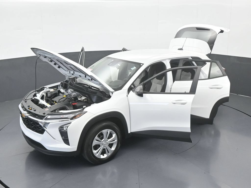 Used 2025 Chevrolet Trax LS FWD image 56