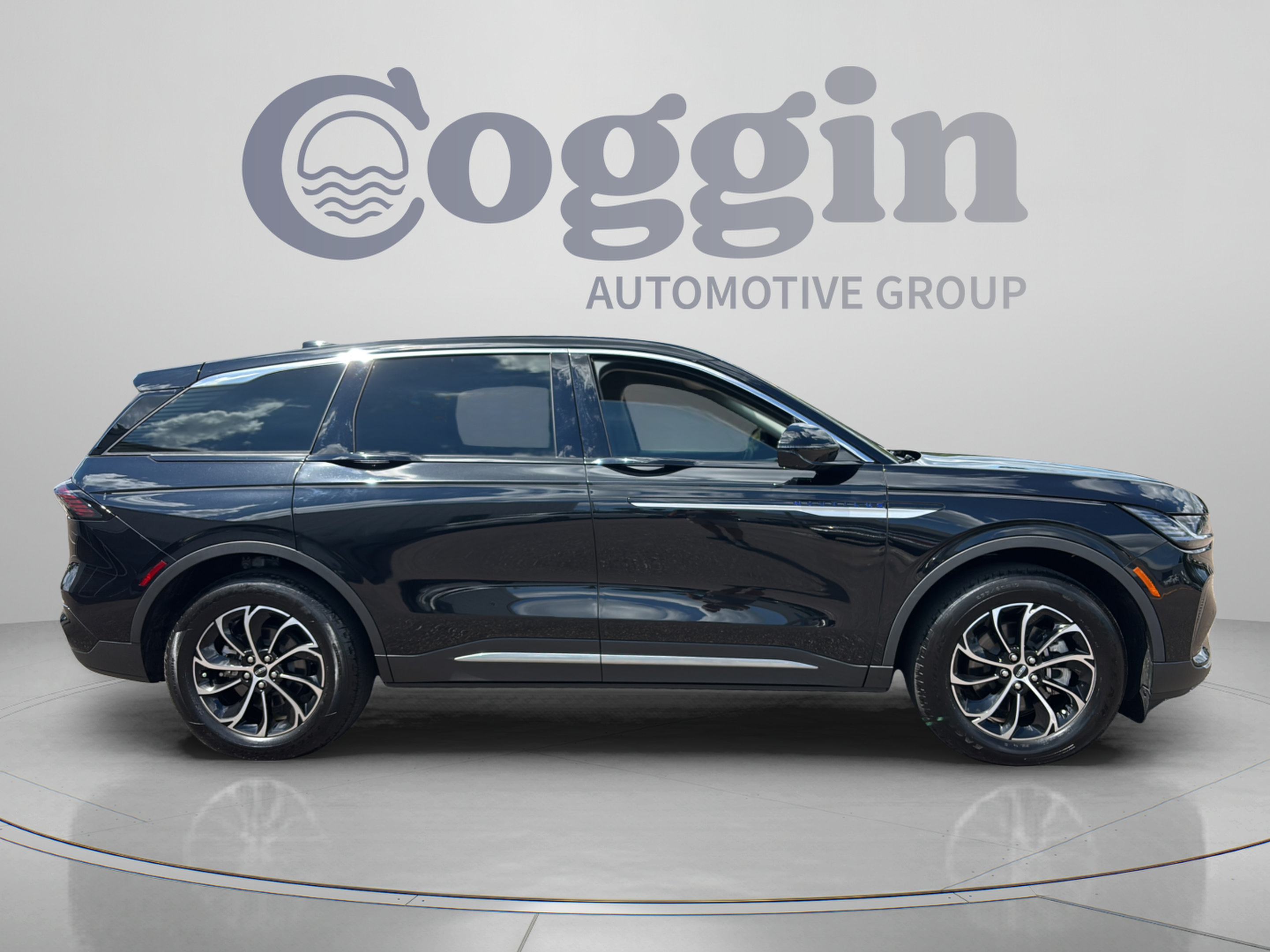 Used 2025 Lincoln Nautilus Premier AWD/4WD image 15