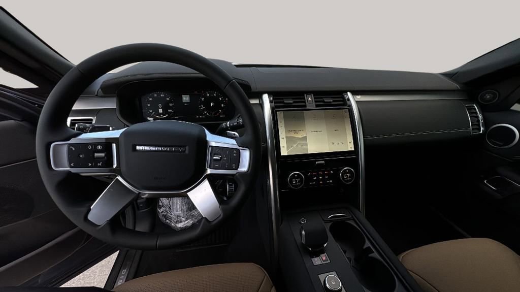 New 2024 Land Rover Discovery Dynamic SE image 18