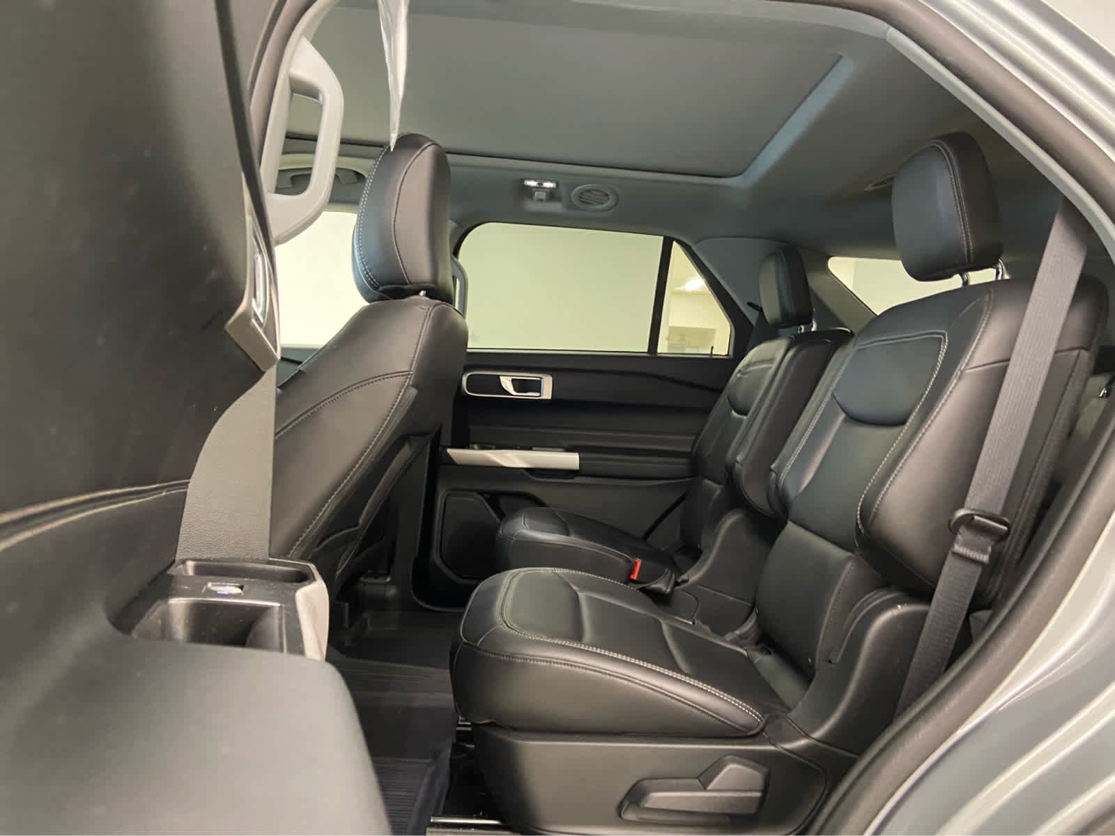 Used 2023 Ford Explorer XLT w/ Equipment Group 202A AWD/4WD image 16