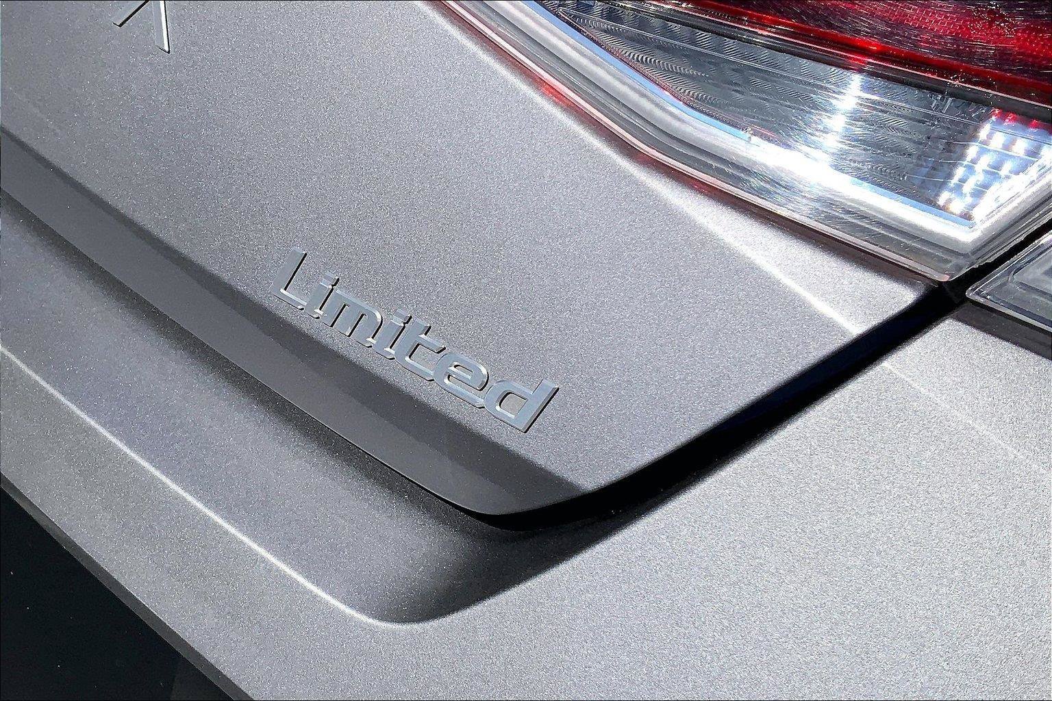 Used 2025 Hyundai Elantra Limited FWD image 8