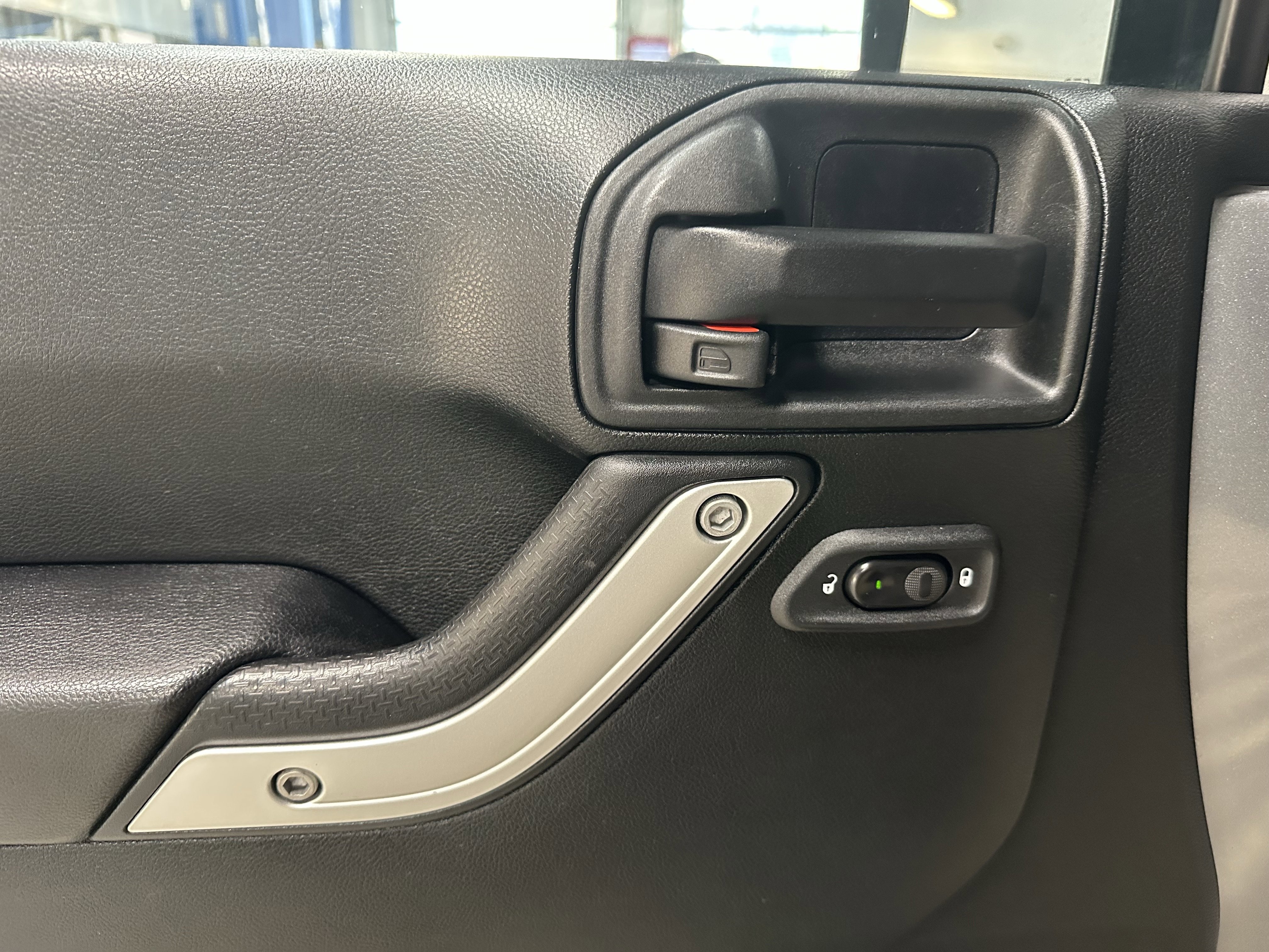 Used 2017 Jeep Wrangler Sahara w/ Connectivity Group AWD/4WD image 17