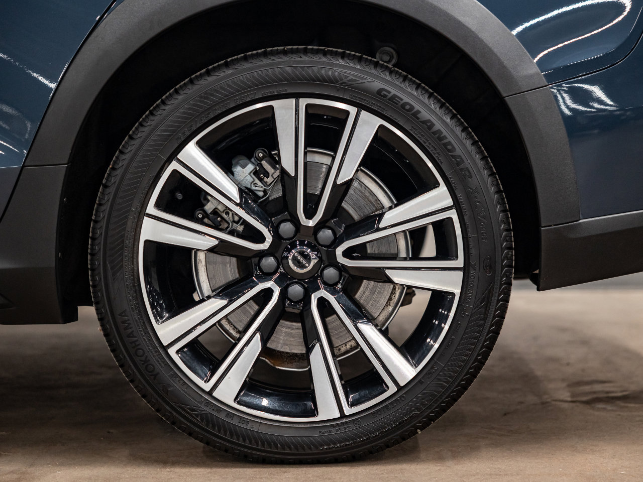 Used 2021 Volvo V60 T5 Cross Country image 21