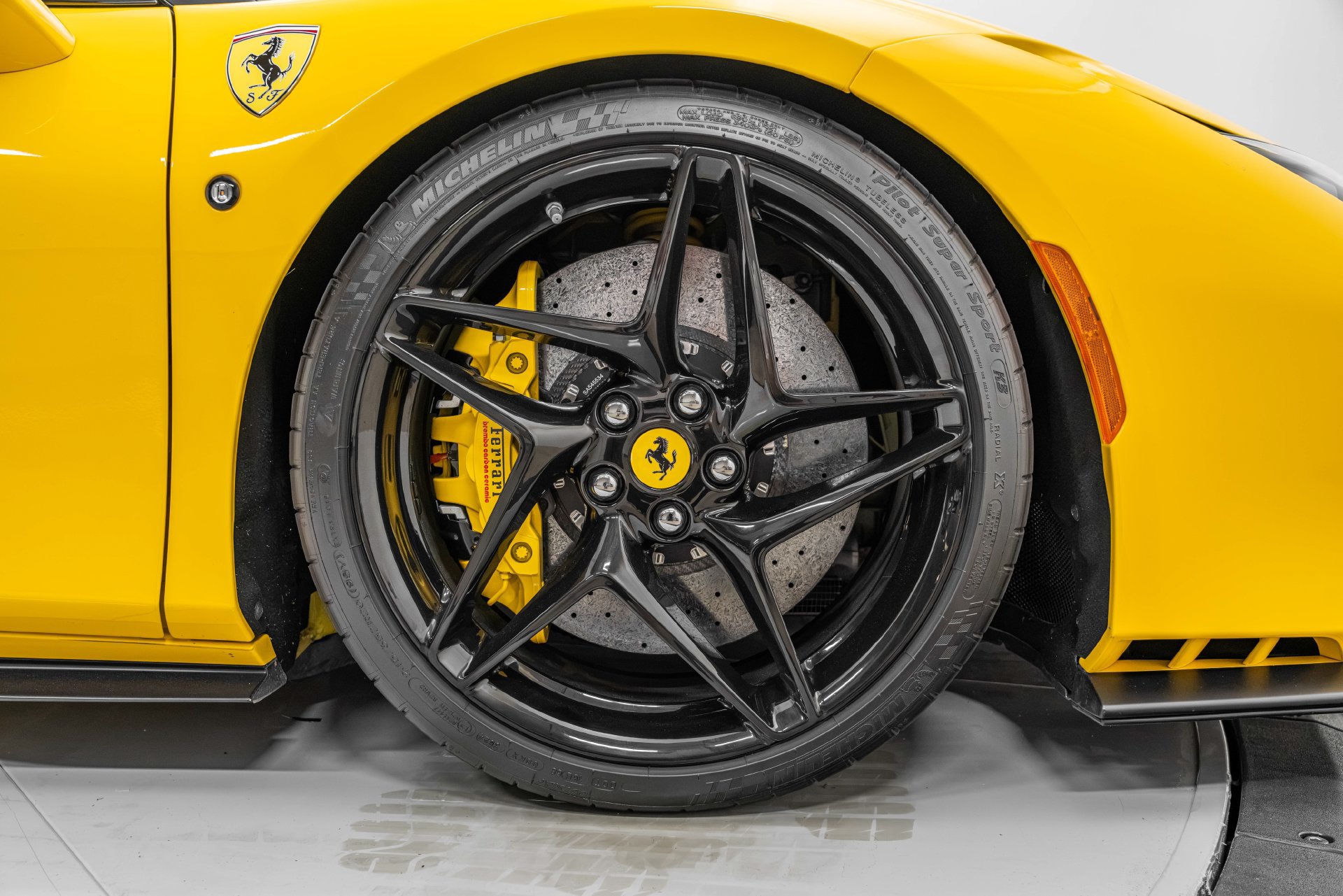 Certified 2021 Ferrari F8 Tributo RWD image 17