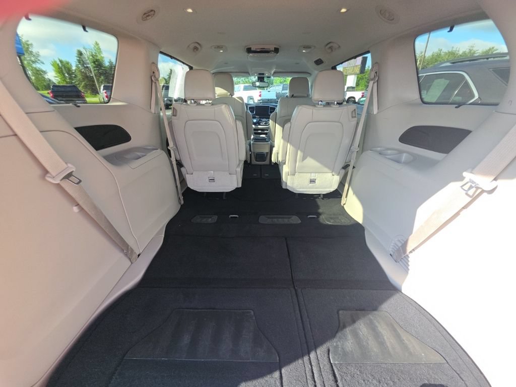 Used 2017 Chrysler Pacifica Touring-L FWD image 14
