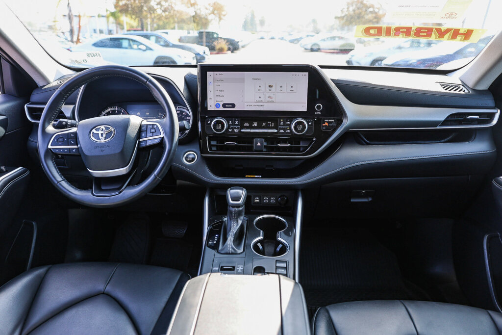 Used 2024 Toyota Highlander XLE FWD image 2