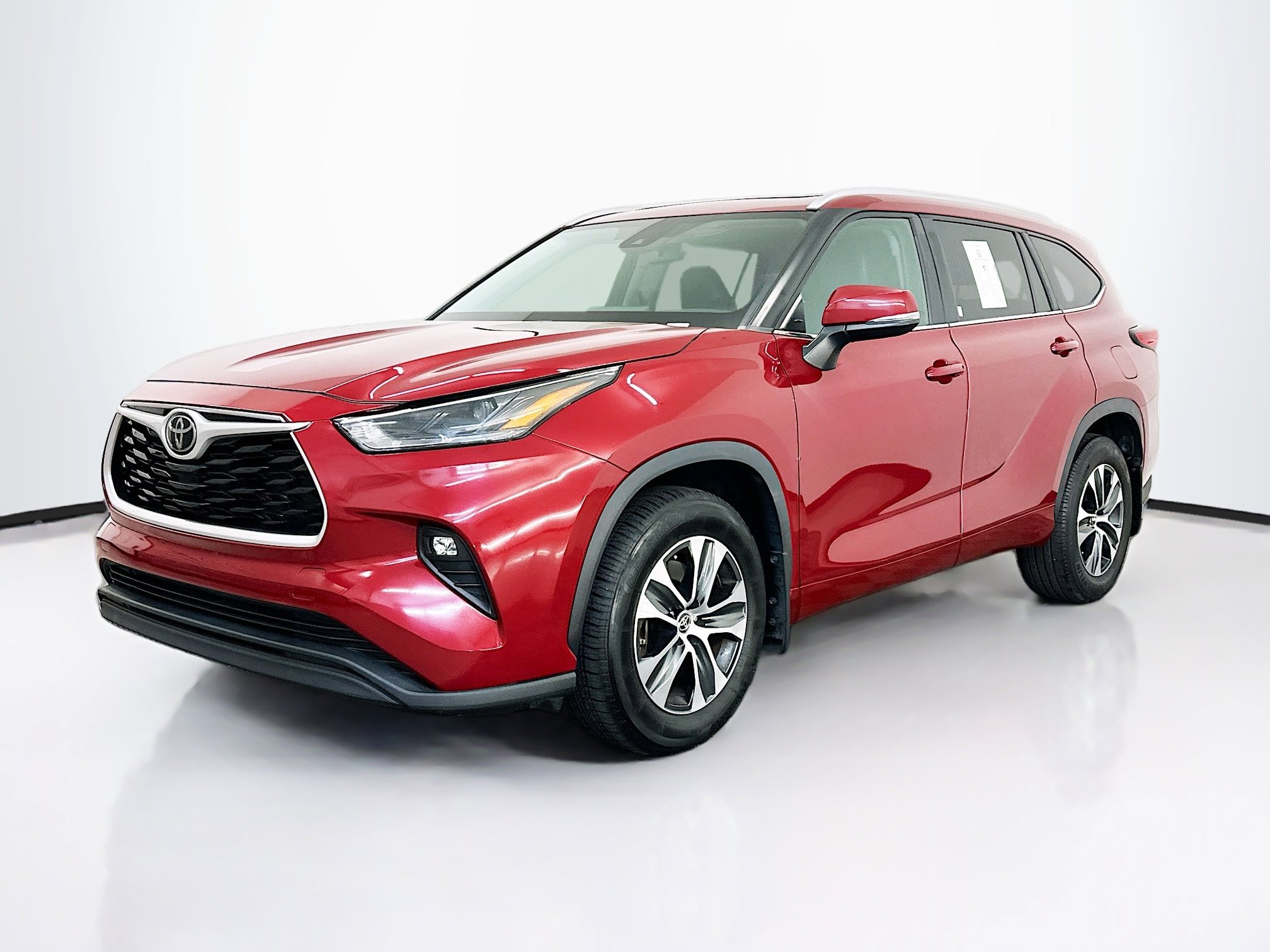 Used 2023 Toyota Highlander XLE image 3