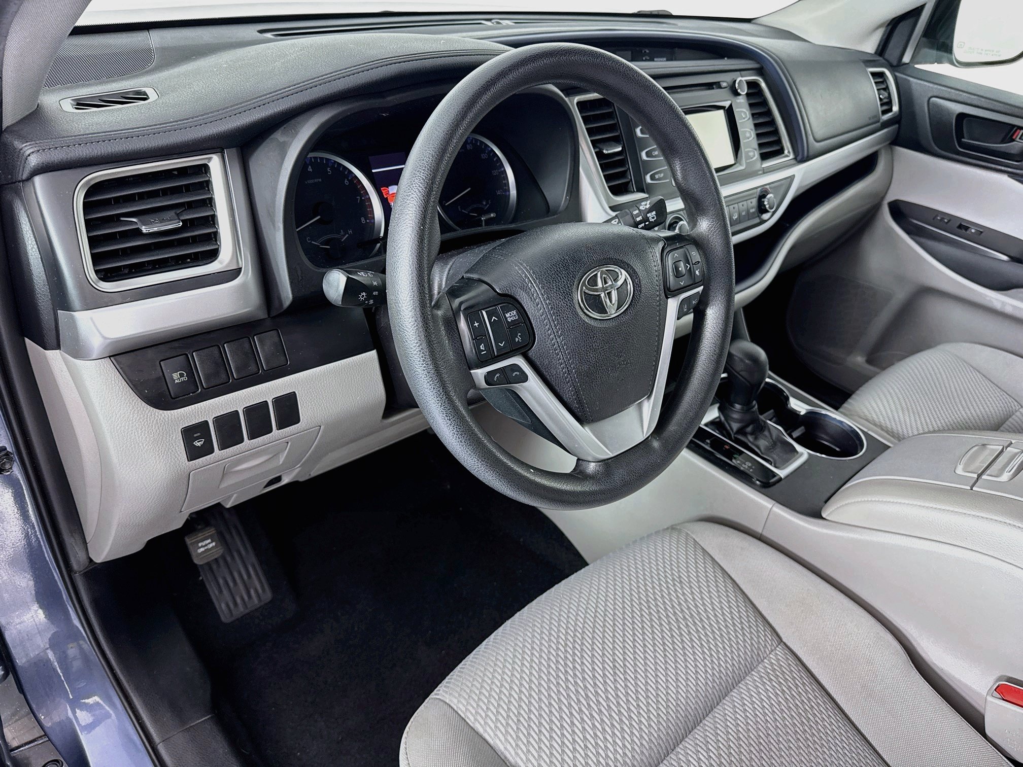 Used 2019 Toyota Highlander LE FWD image 9