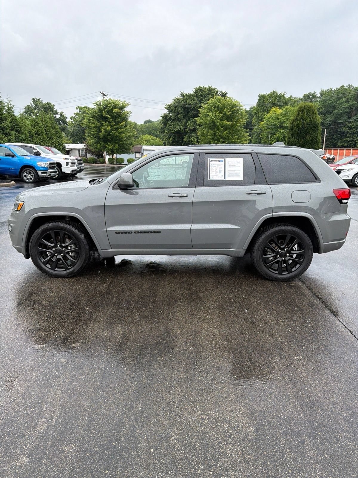 Used 2021 Jeep Grand Cherokee Laredo X AWD/4WD image 2