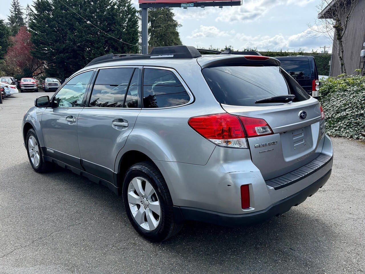 Used 2011 Subaru Outback 2.5i Premium AWD/4WD image 4
