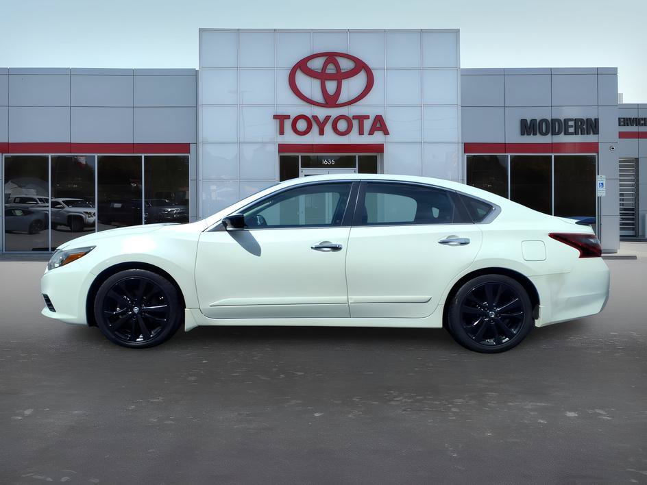 Used 2017 Nissan Altima 2.5 SR w/ Midnight Edition Package FWD image 2
