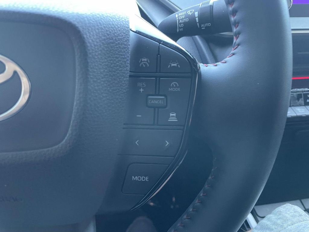 Used 2025 Toyota Prius Plug-In Hybrid image 30