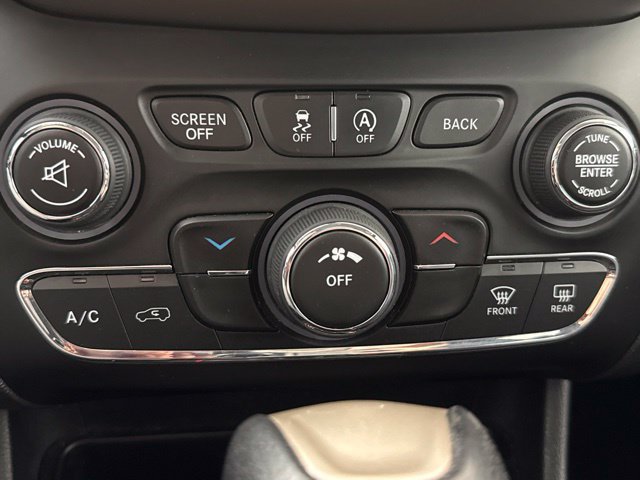 Used 2015 Jeep Cherokee Latitude w/ Cold Weather Group AWD/4WD image 24