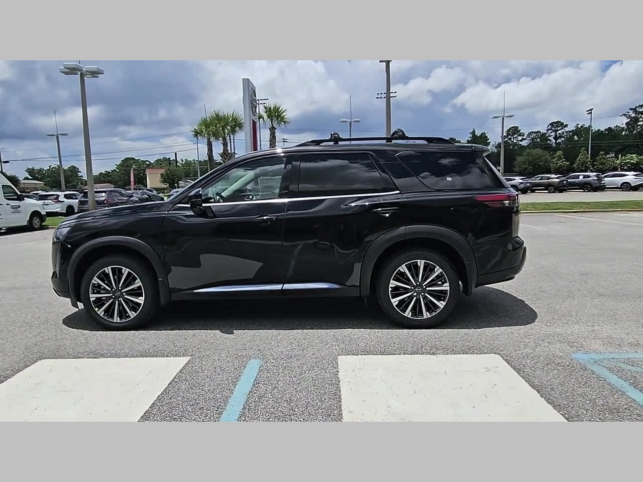 New 2026 Nissan Pathfinder Platinum FWD image 25