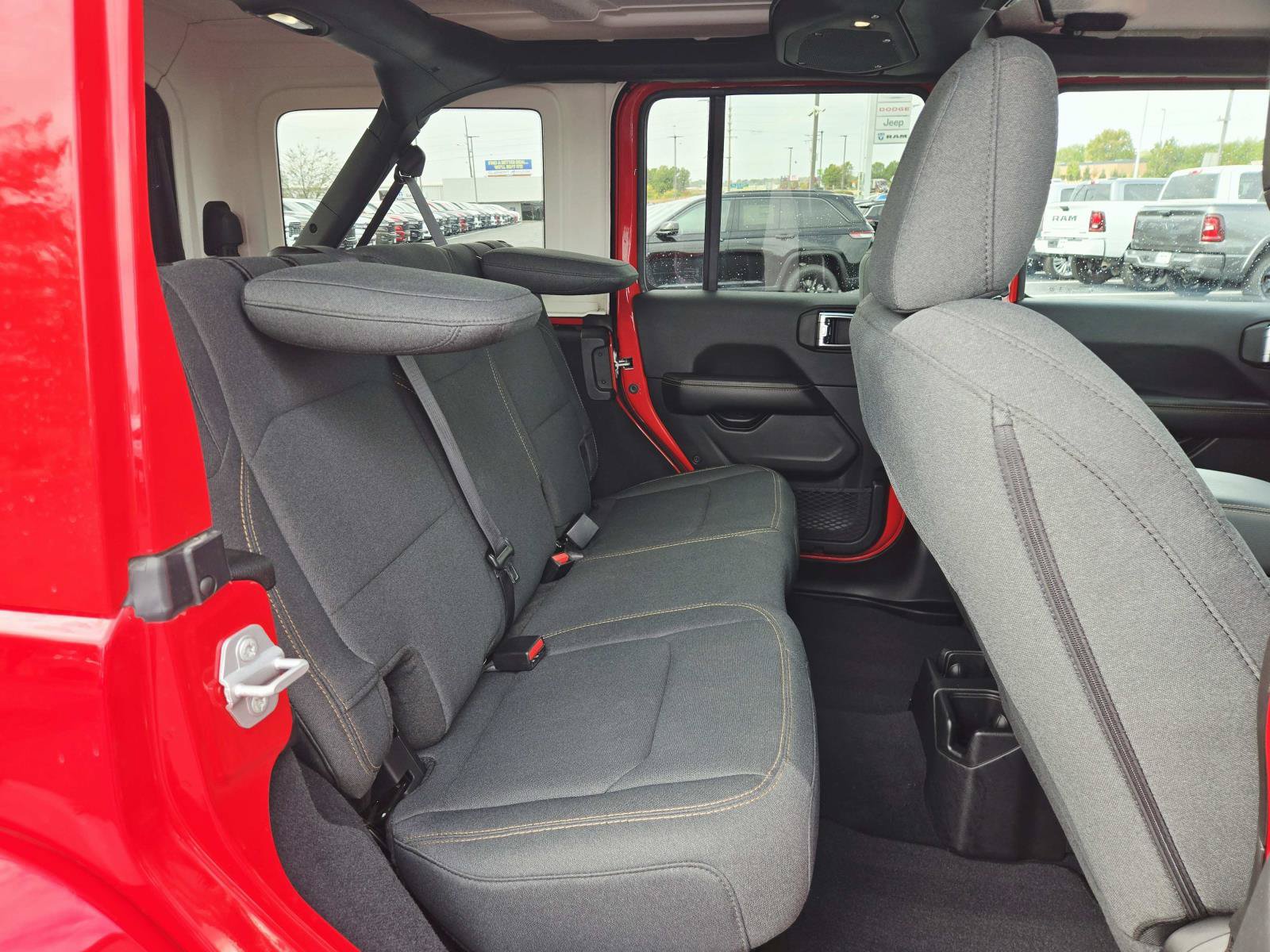 Used 2026 Jeep Wrangler Unlimited Sahara AWD/4WD image 17