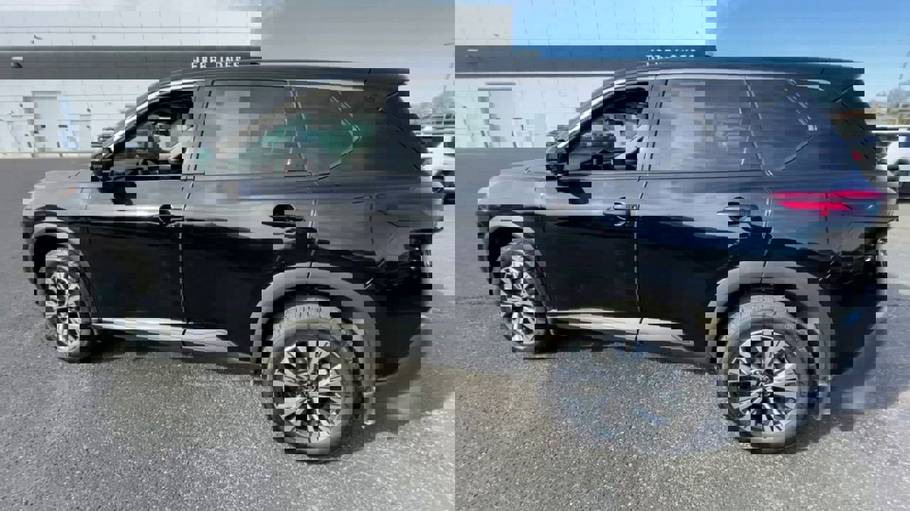 Used 2021 Nissan Rogue SV image 3