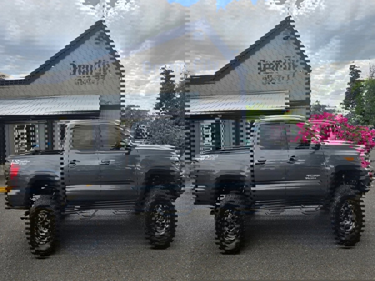 Used 2018 Toyota Tacoma TRD Off-Road image 3