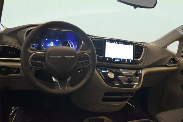 Used 2023 Chrysler Pacifica Touring-L image 25