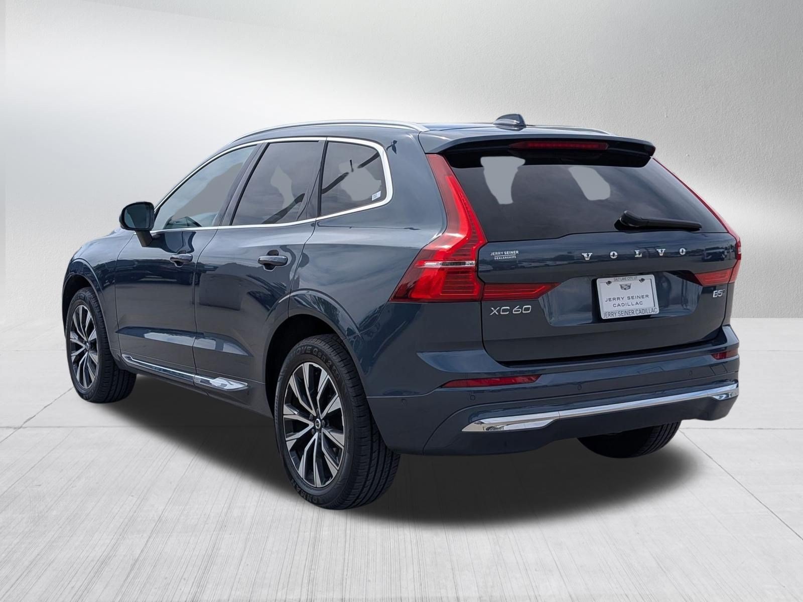 Used 2023 Volvo XC60 B5 Plus AWD/4WD image 4