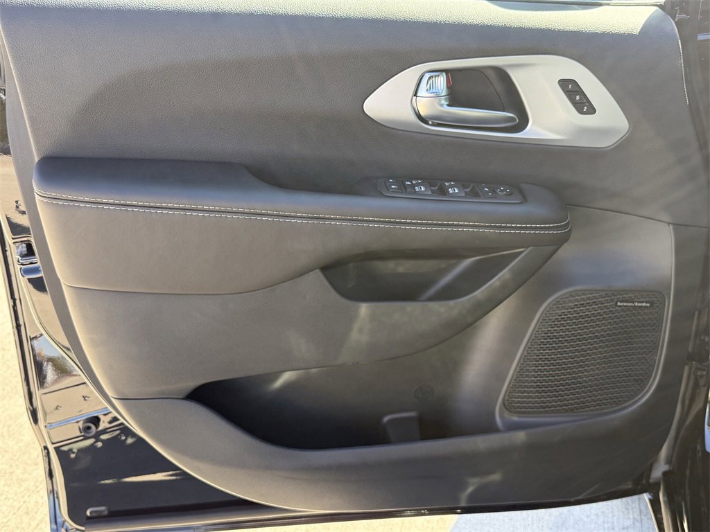 New 2026 Chrysler Pacifica Limited image 10