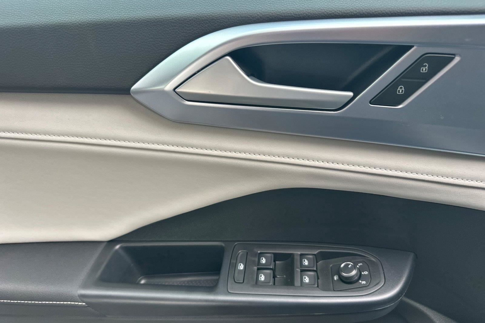 New 2026 Volkswagen Taos SE FWD image 11